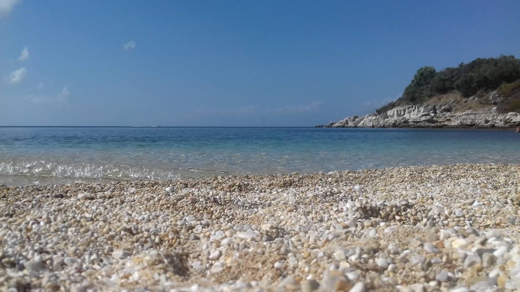 Korfu Kasiopi kamienista plaża